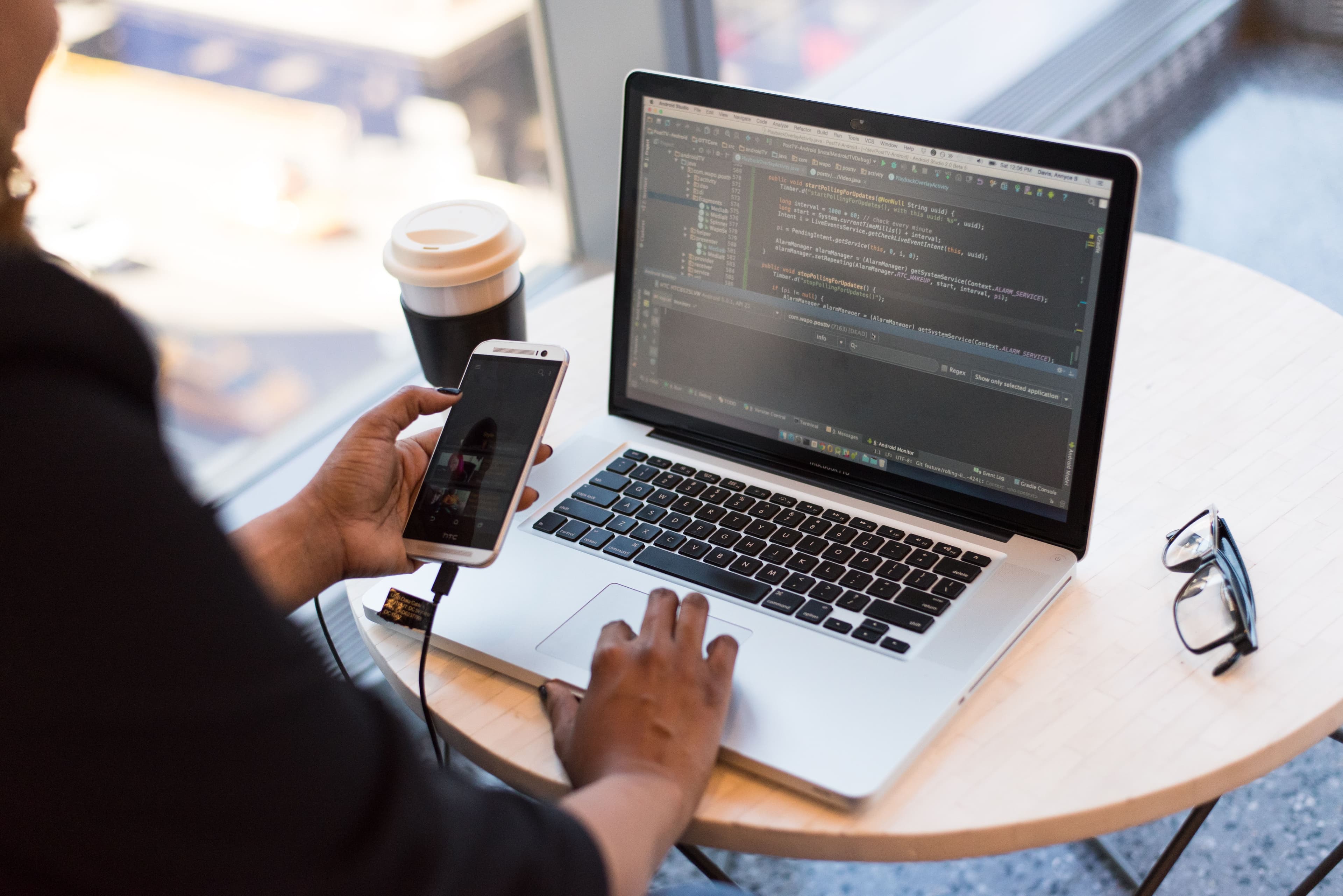 Illustration of mobile development with smartphone and cross-platform frameworks